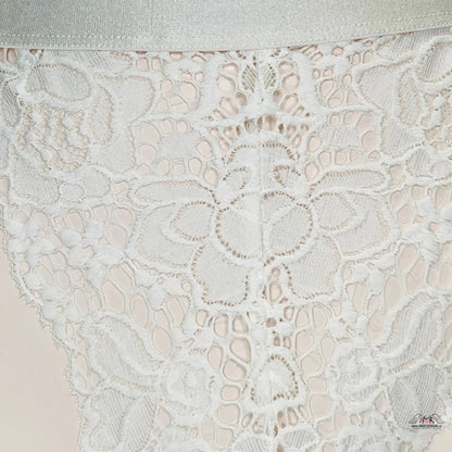 Detail bílé krajkové sukně spodního prádla Victoria’s Secret Kalhotky Krajkové s Otvorem