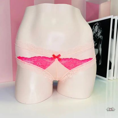 Mannequin lower torso ve smyslném looku s růžovými síťovanými nízkými kalhotkami Agent Provocateur v kolekci