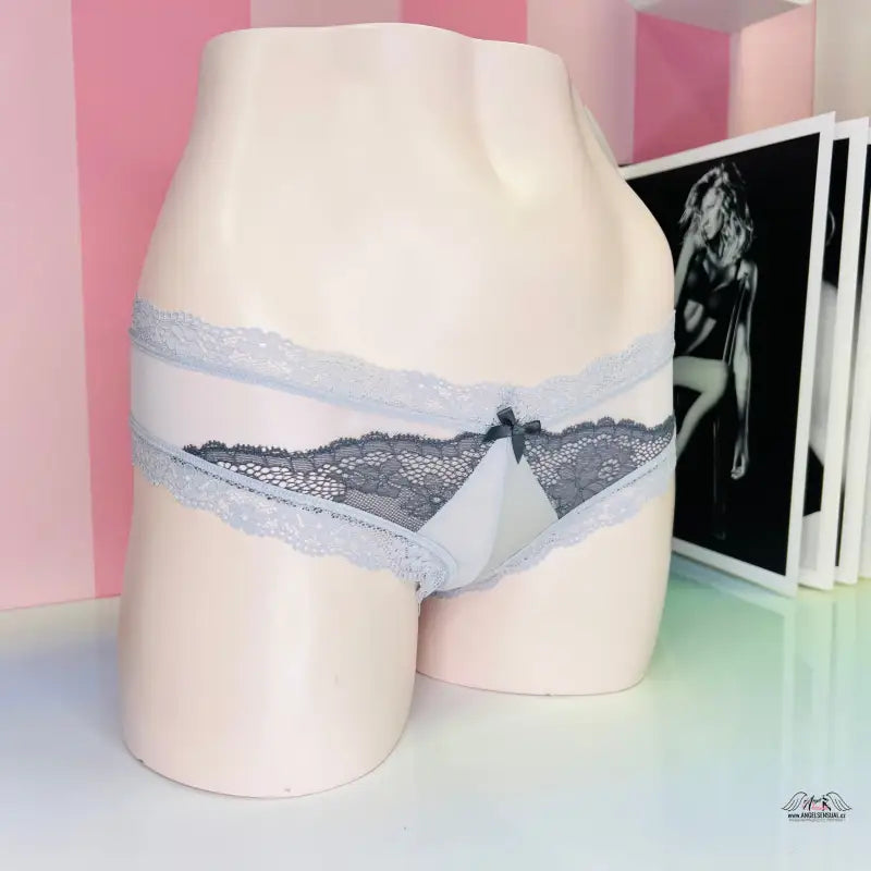 Manekýn dolní část těla v smyslném looku síťované nízké kalhotky Victoria’s Secret