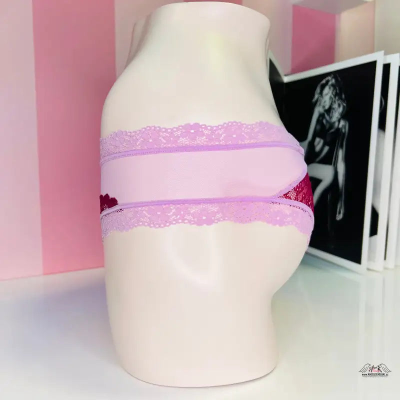 Manekýn srdce v růžových síťovaných nízkých kalhotkách Victoria’s Secret Kalhotky Krajkové s Otvorem pro smys