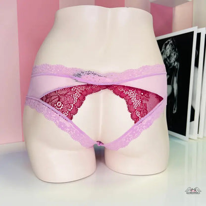 Manekýn snižující trup v růžových a červených krajkových síťovaných nízkých kalhotkách Victoria’s Secret Kalhotky Kraj