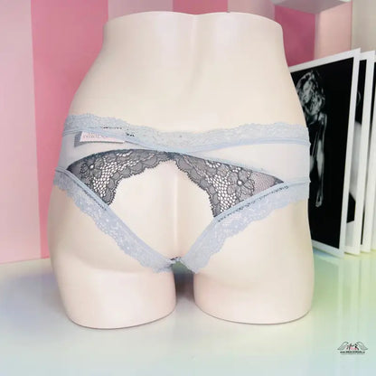 Mannequin lower torso v smyslných síťovaných nízkých kalhotkách Victoria’s Secret Krajkové s Otvorem