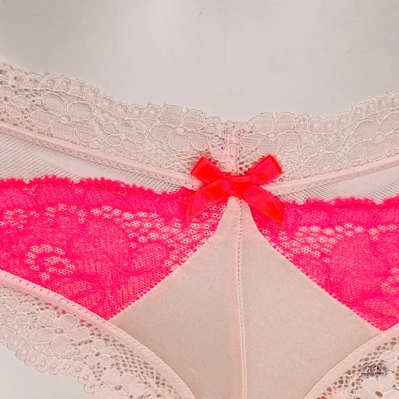 Smyslný look sítěované nízké kalhotky Victoria’s Secret s růžovým a bílým motivem