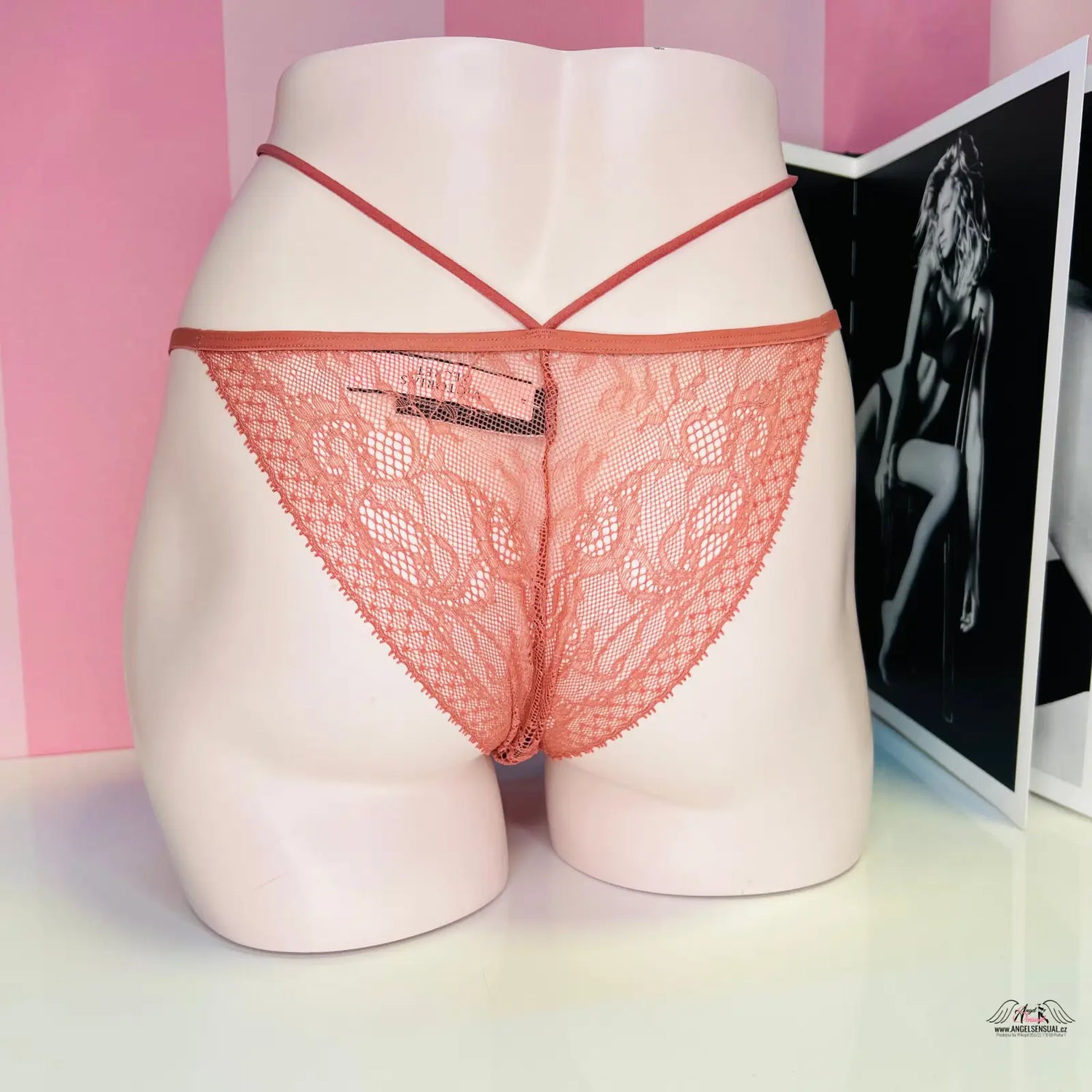Krajkové kalhotky Victoria’s Secret s ozdobnými pásky a šňůrkou kolem obvodu