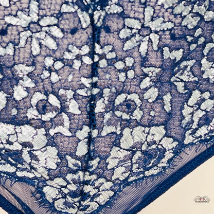 Delikátní tmavě modrá krajková látka s bílým květinovým vzorem Victoria’s Secret vysokým pasem