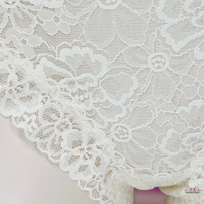 Bílá krajková látka s malým květinovým vzorem na Victoria’s Secret Kalhotky Krajkové