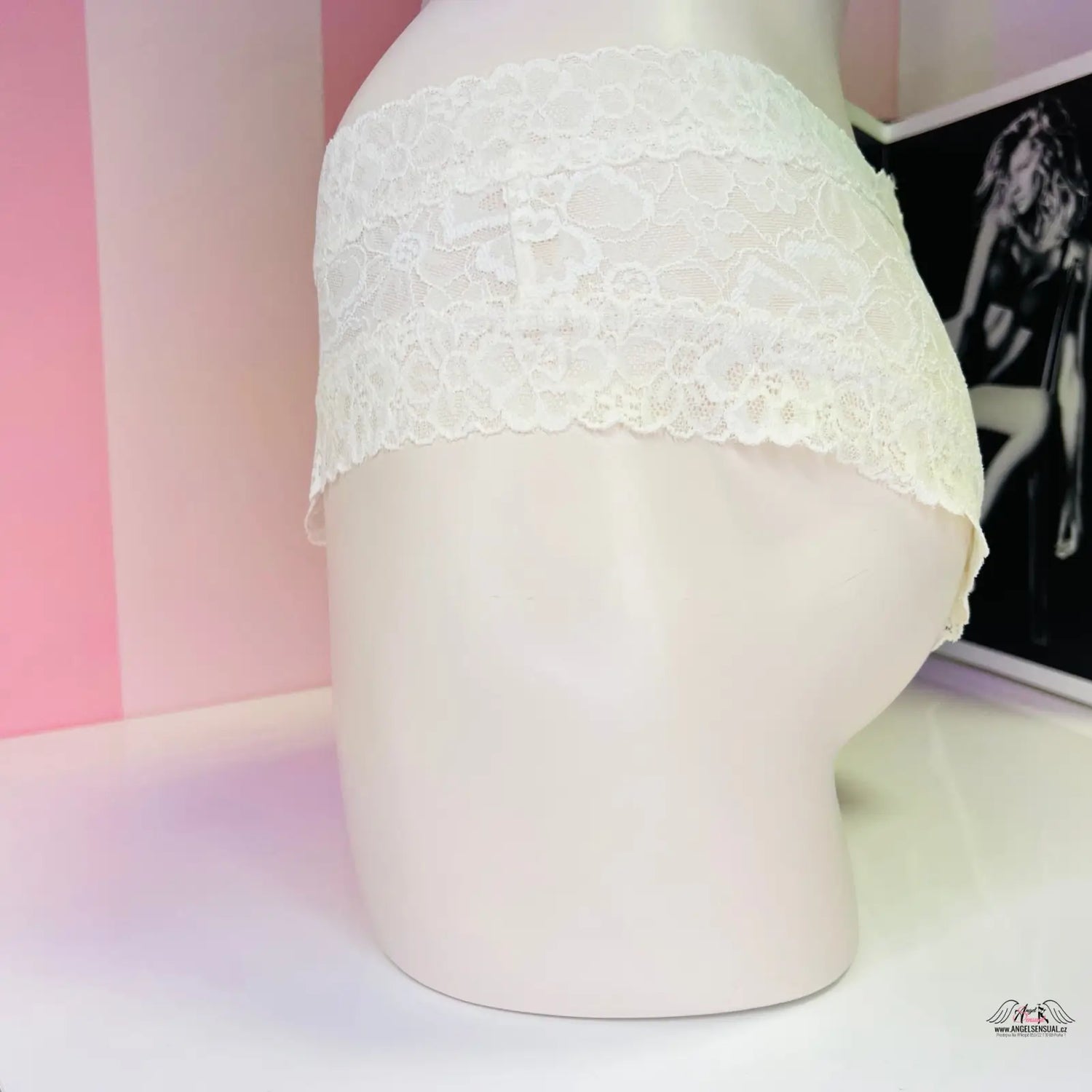 Bílá figurína s krajkovým pasem a podprsenkou Victoria’s Secret Kalhotky Krajkové