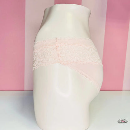 Bílá váza s růžovým krajkovým páskem, jemné kalhotky Victoria’s Secret Krajkové