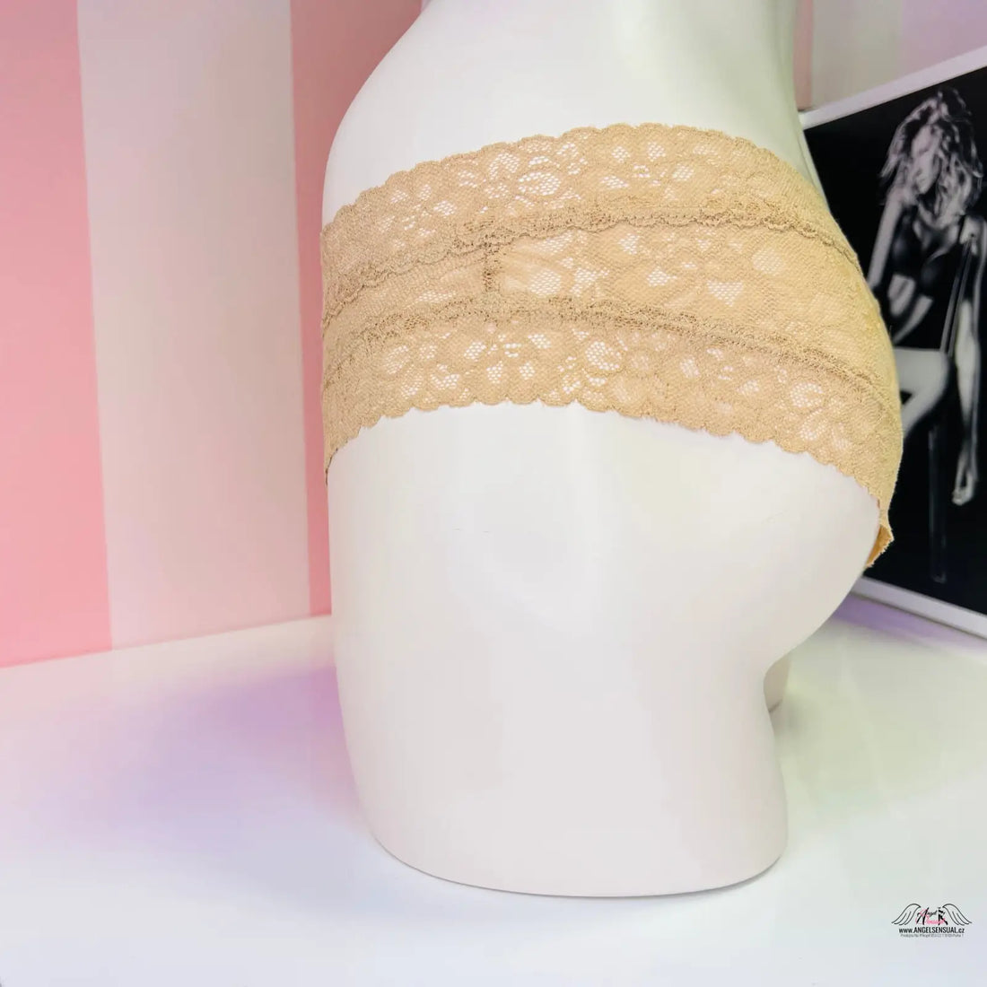 Váza s krajkou vedle obrázku u produktu Victoria’s Secret Kalhotky Krajkové s krajkovým pasem
