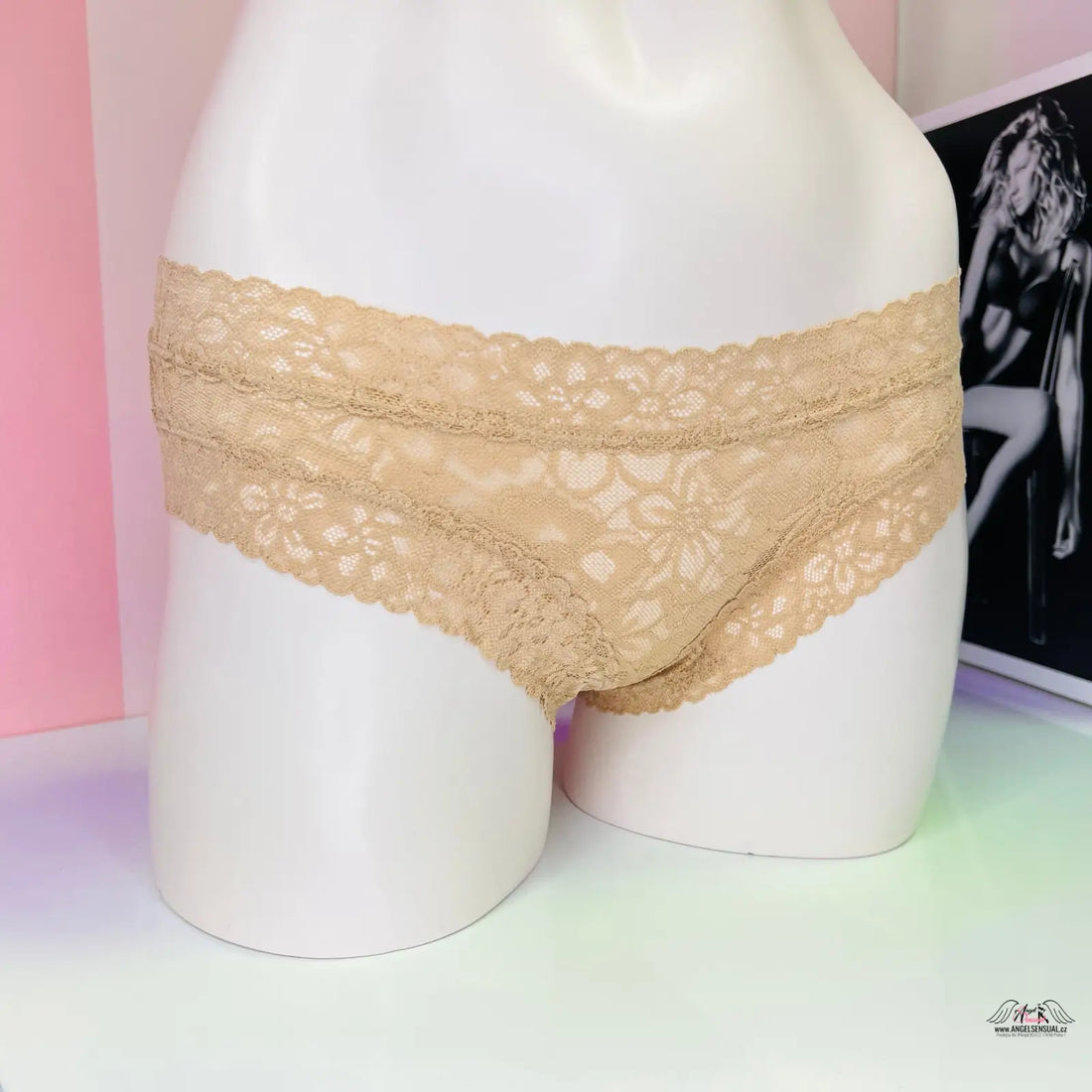 Manekýn s tan kalhotkami Victoria’s Secret s krajkovým pasem, agent provocateur styl