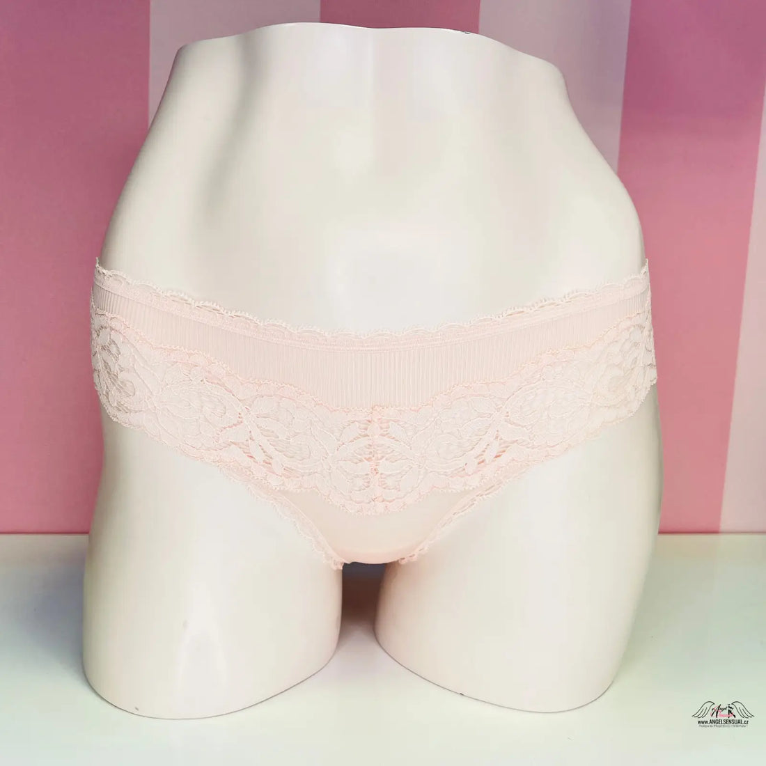 Bílý manekýn s jemnými kalhotkami Victoria’s Secret Kalhotky Krajkové s ozdobnou krajkou