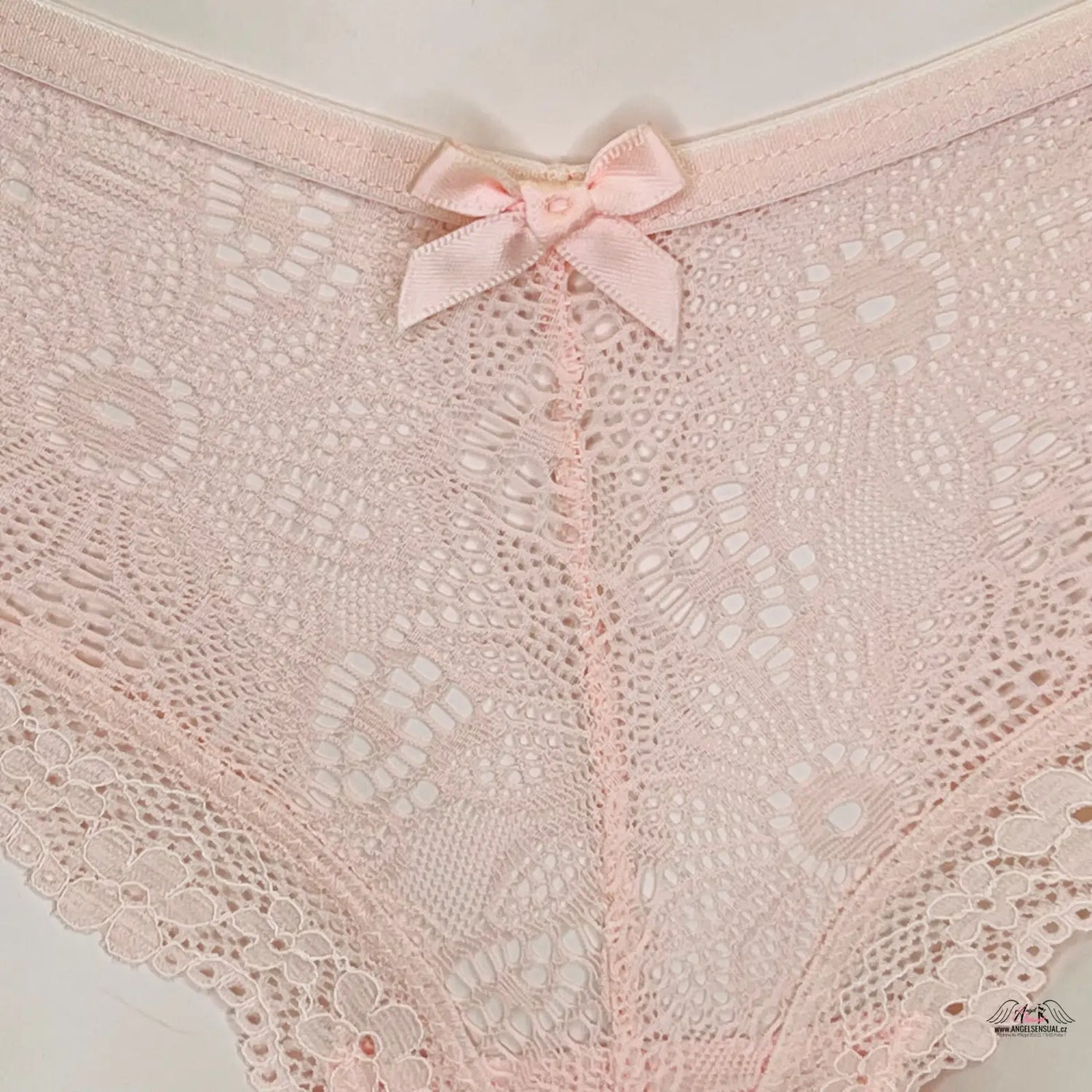 Delikátní růžové krajkové kalhotky Victoria’s Secret s mašličkou uprostřed