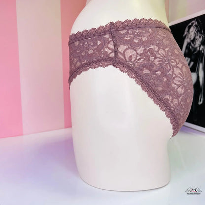 Bívá váza s fialovou krajkovou podprsenkou na produktu Victoria’s Secret Kalhotky Krajkové