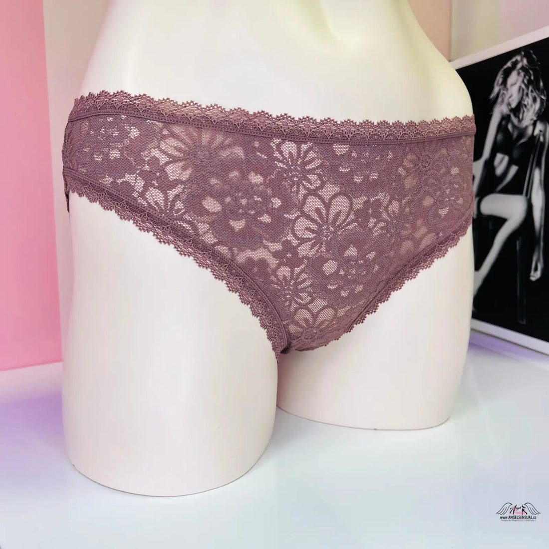 Victoria’s Secret Kalhotky Krajkové s velmi příjemné celokrajkové designu a černobílým motivem