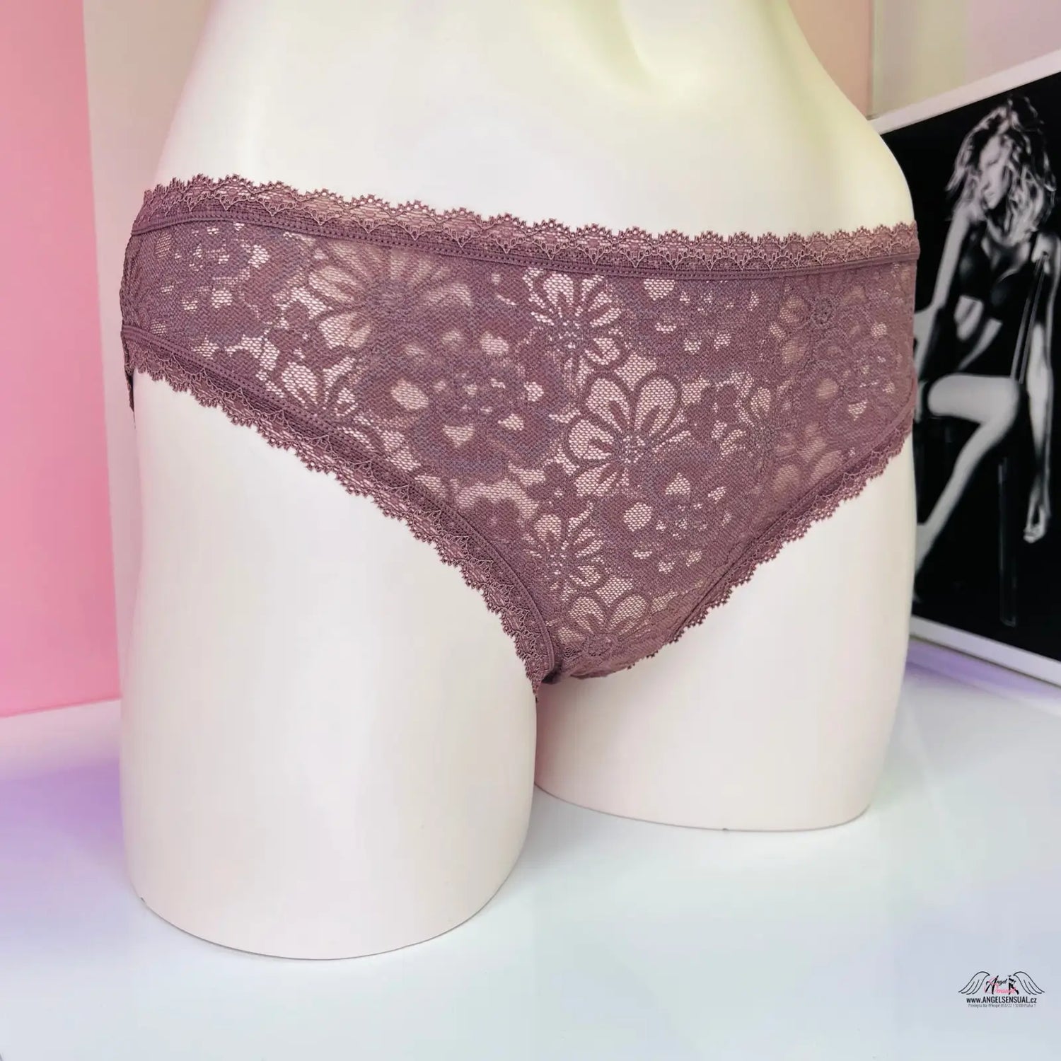 Victoria’s Secret Kalhotky Krajkové s velmi příjemné celokrajkové designu a černobílým motivem