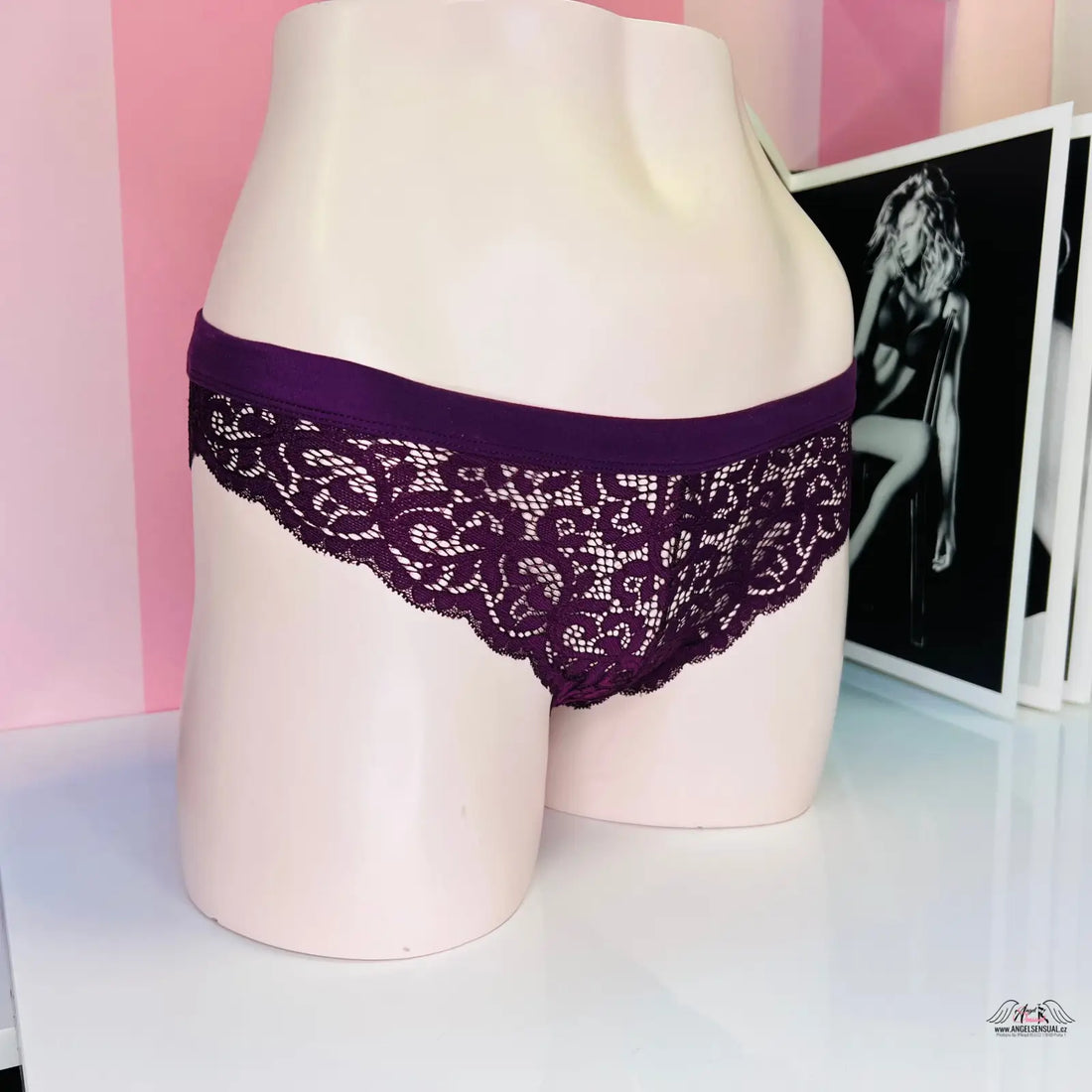Lila luxusní krajkové kalhotky Victoria’s Secret Kalhotky Krajkové na figuríně