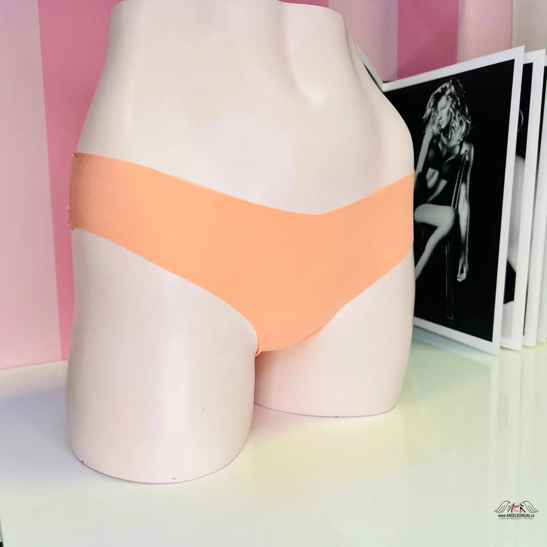 Peach-colored women’s underwear Victoria’s Secret Kalhotky Krajkové s květinovým vzorem