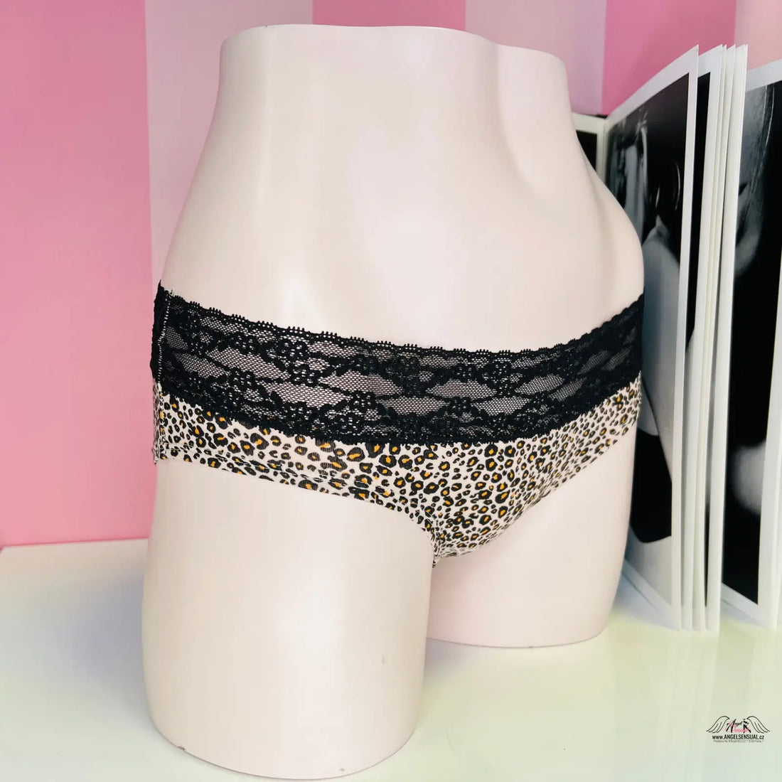 Leopardí kalhotky Victoria’s Secret s širokým krajkovým lemem kolem pasu na mannequin