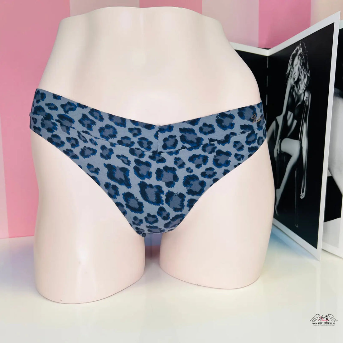 Blue leopard-print kalhotky Victoria’s Secret na modelu s zlatým nápisem