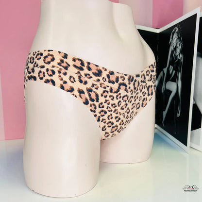 Leopard vzor kalhotky Victoria’s Secret na figuríně, kalhotky se zlatým nápisem