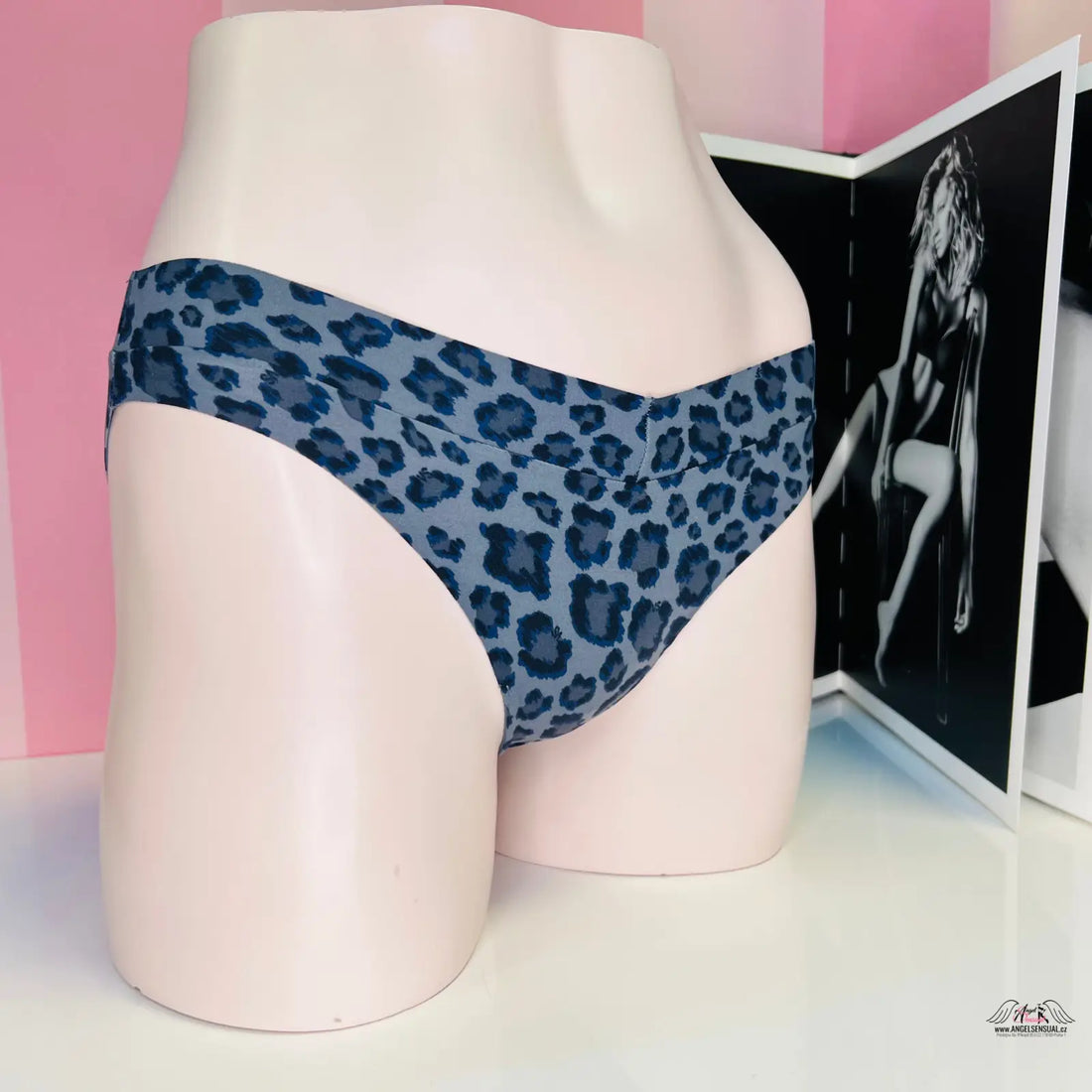 Blue leopard print bikini bottom na světle růžovém mannequinovi, Victoria’s Secret Kalhotky Leopard Vzor