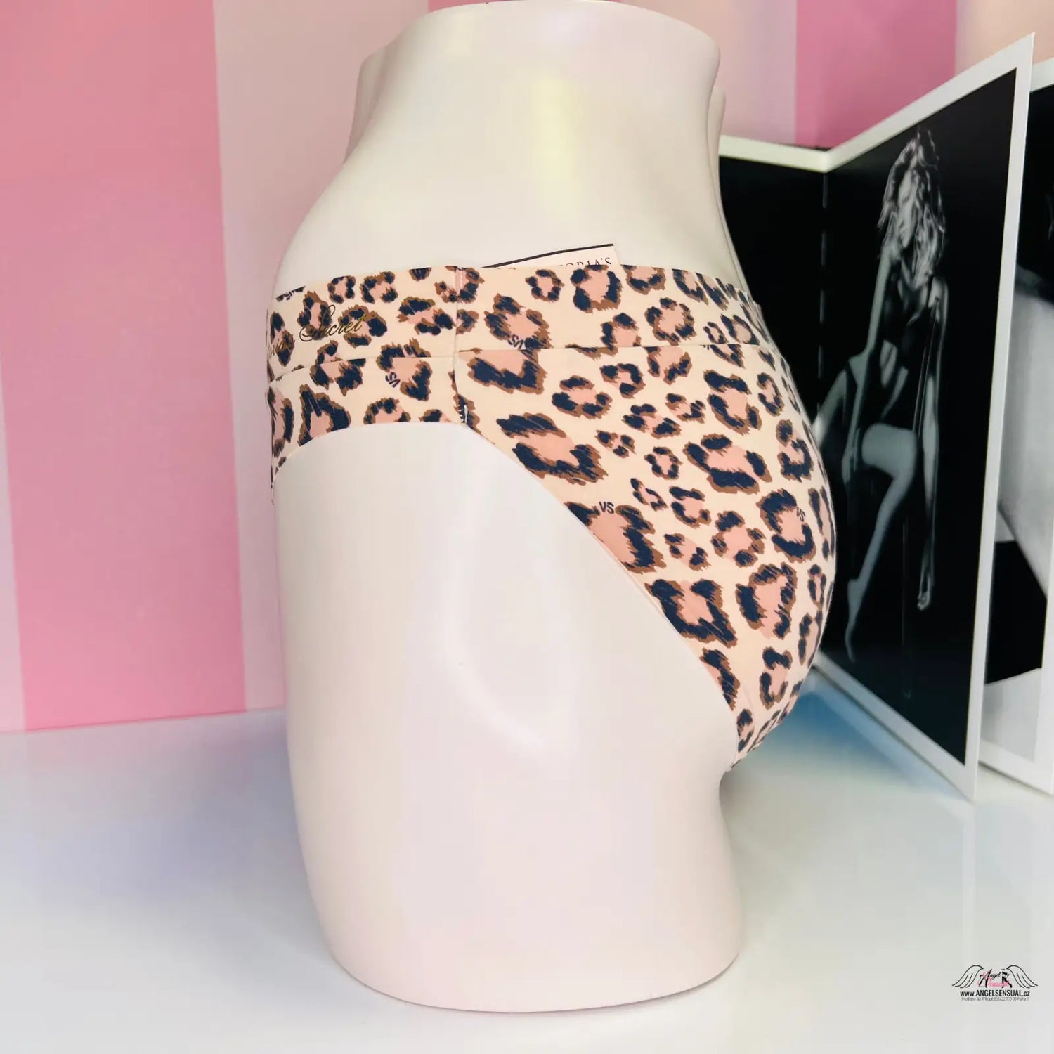 Ceramic vase ve tvaru ženského boků s gepardím vzorem a kalhotky Victoria’s Secret