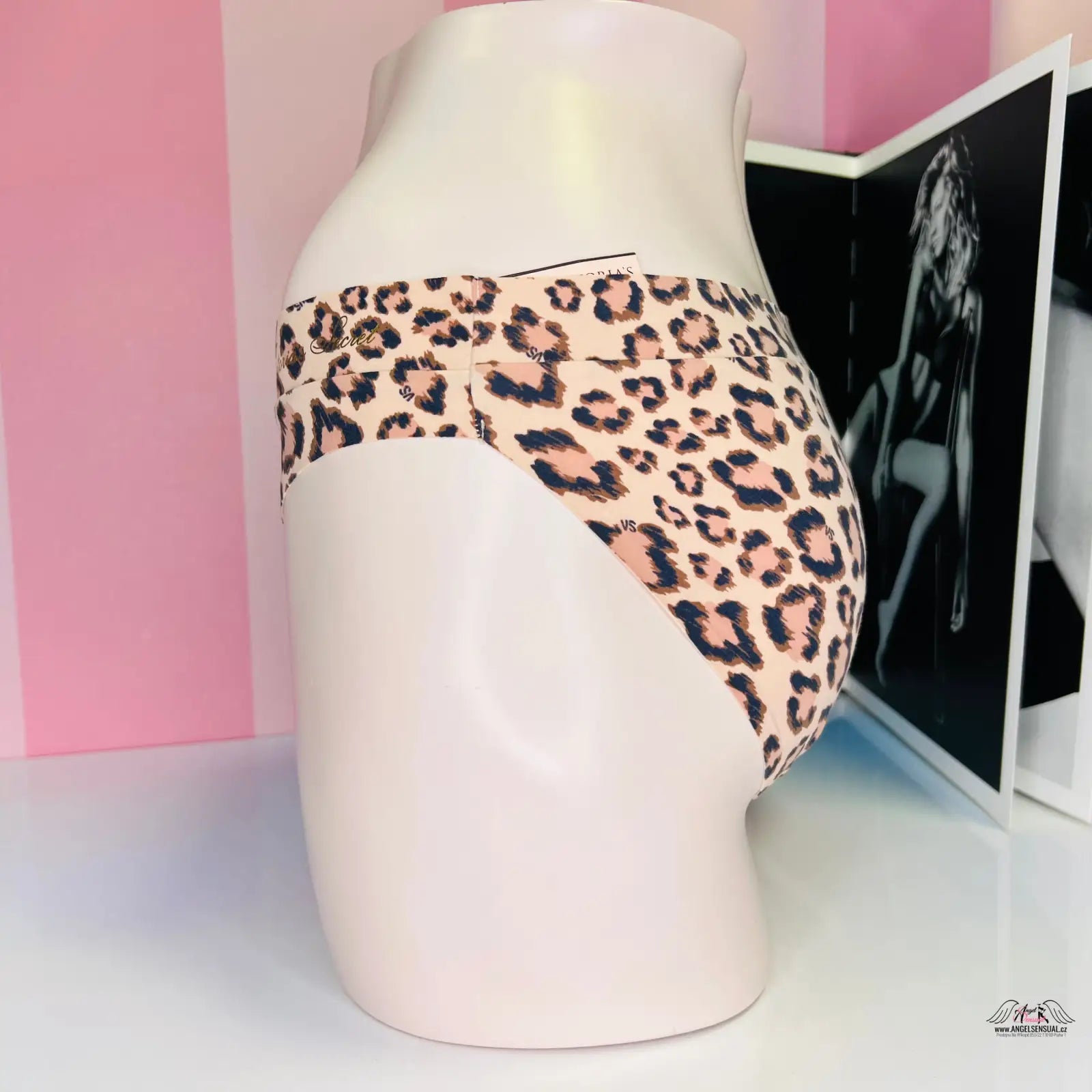 Ceramic vase ve tvaru ženského boků s gepardím vzorem a kalhotky Victoria’s Secret