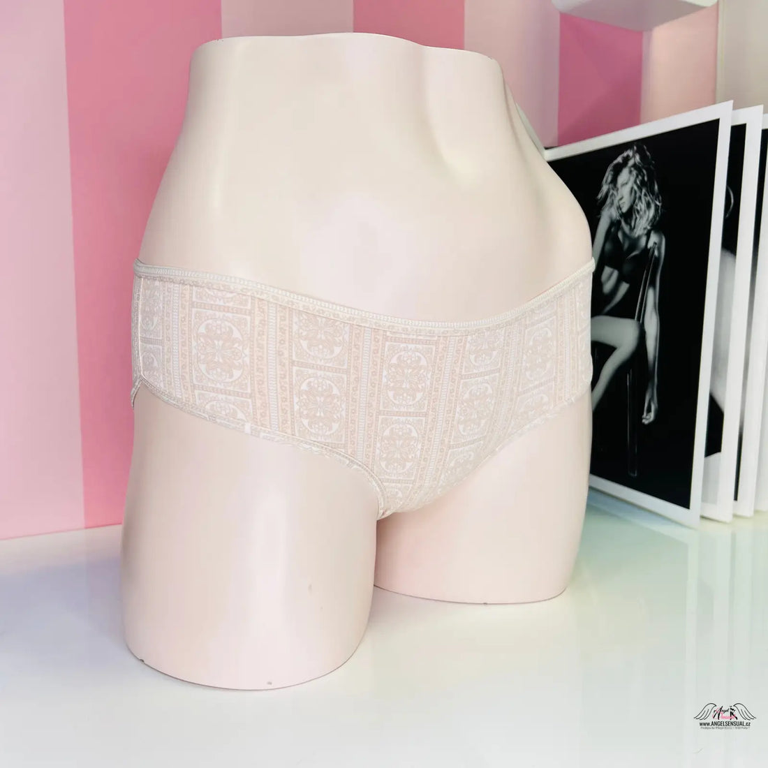 Manekýn dolní část těla v bílých vysokých kalhotkách Victoria’s Secret s elegantními ornamenty