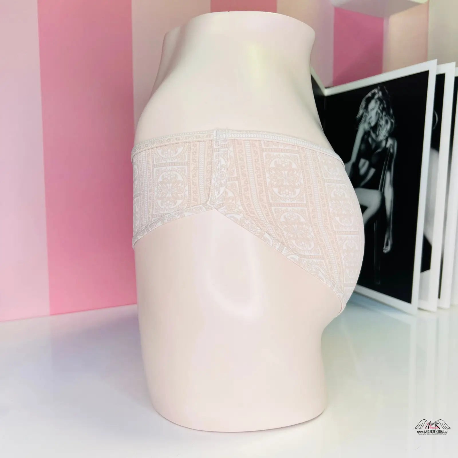 Bílá keramická váza s texturou na obalu jemné slipové kalhotky Victoria’s Secret