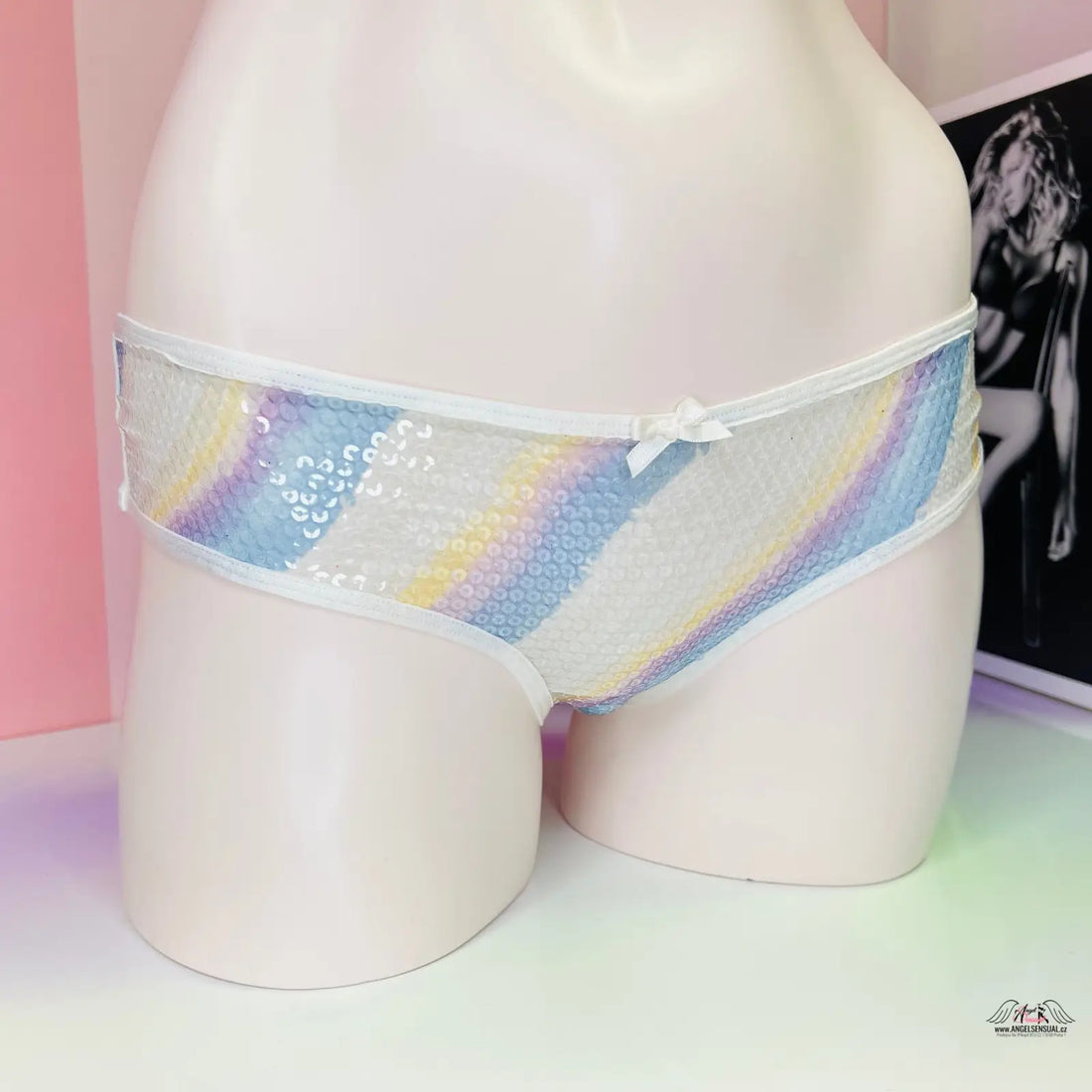 Bílý manekýn s barevným páskem na produktu Victoria’s Secret Kalhotky s Flitry, ideální pro úchvatné duhové brazilské podprsenky