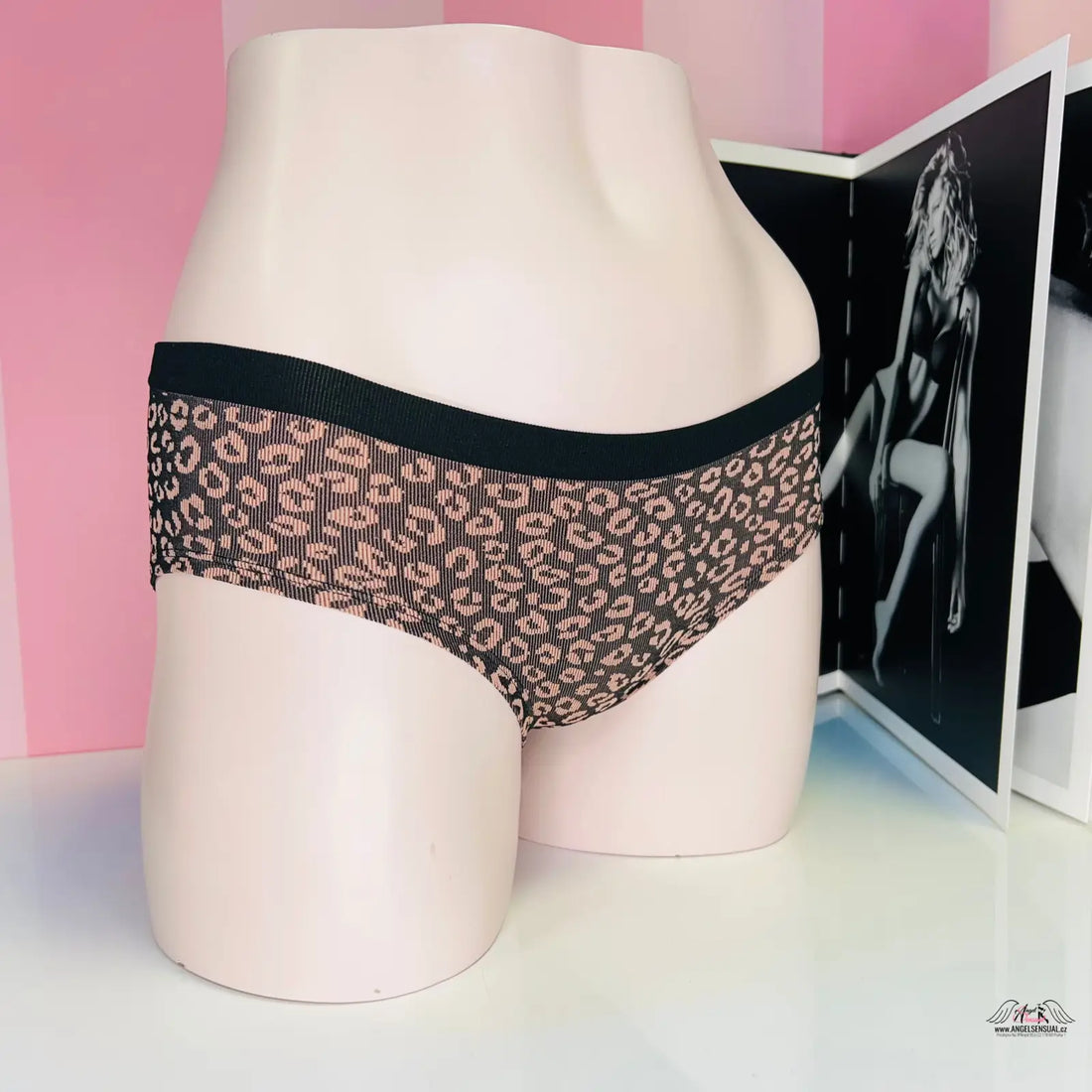 Leopard print lace panties gepardím vzorem na figuríně, hebké kalhotky Victoria’s Secret
