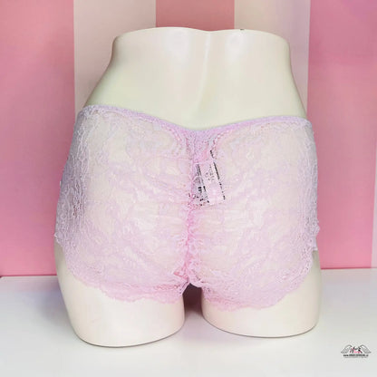 Pink lace underwear on mannequin form with jemnou krajkou for romantické kalhotky zadní straně