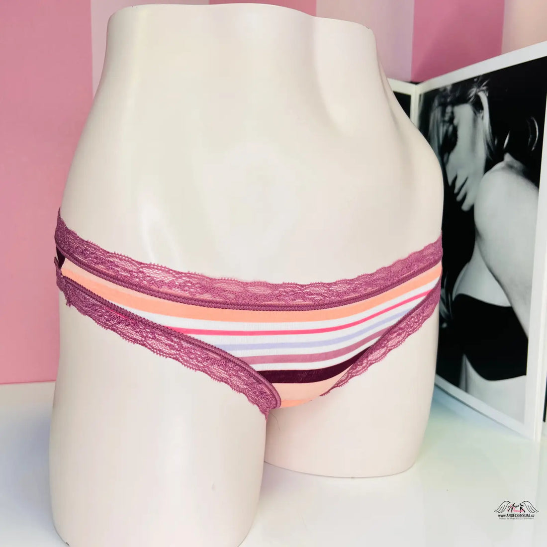 Vzorované bavlněné kalhotky s jemnou krajkou na figuríně, Victoria’s Secret Kalhotky s Jemnou Krajkou