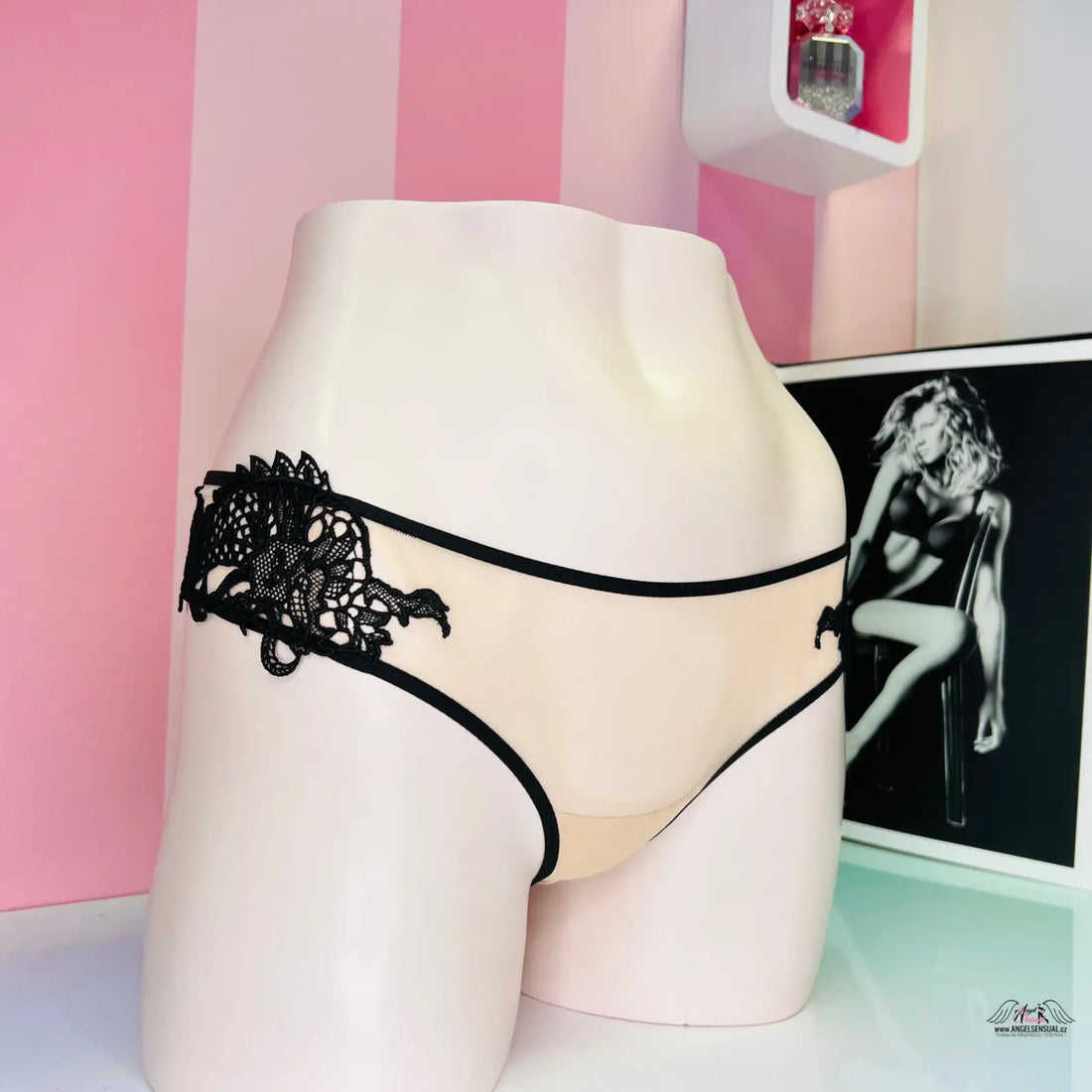 Černobílá fotografie ženy v kalhotkách Victoria’s Secret s jemnou krajkou