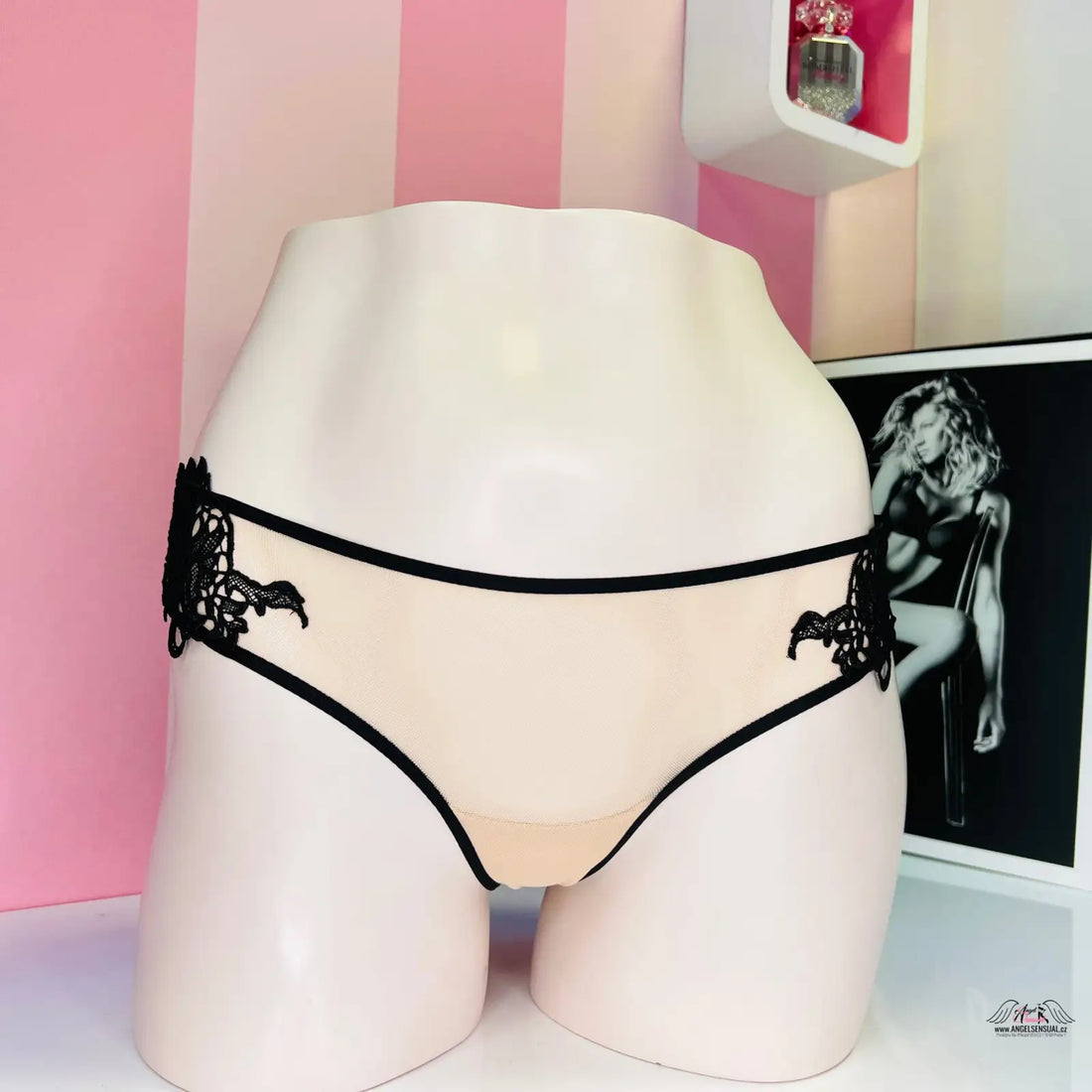 Bílá dámská kalhotky Victoria’s Secret s jemnou krajkou a elegantním designem