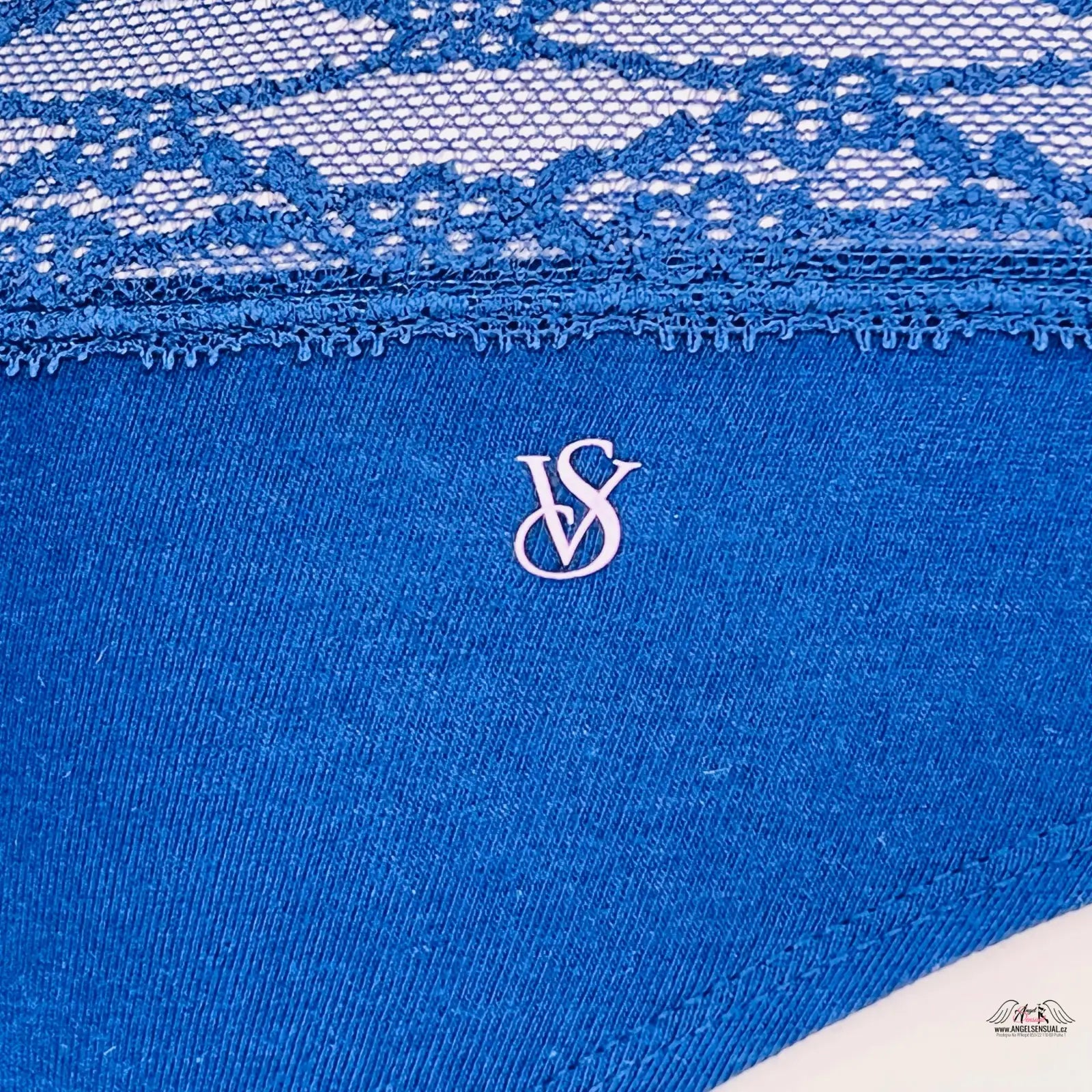 Blue lace-trimmed elegantní kalhotky s jemnou krajkou kolem pasu pro každodenní nošení