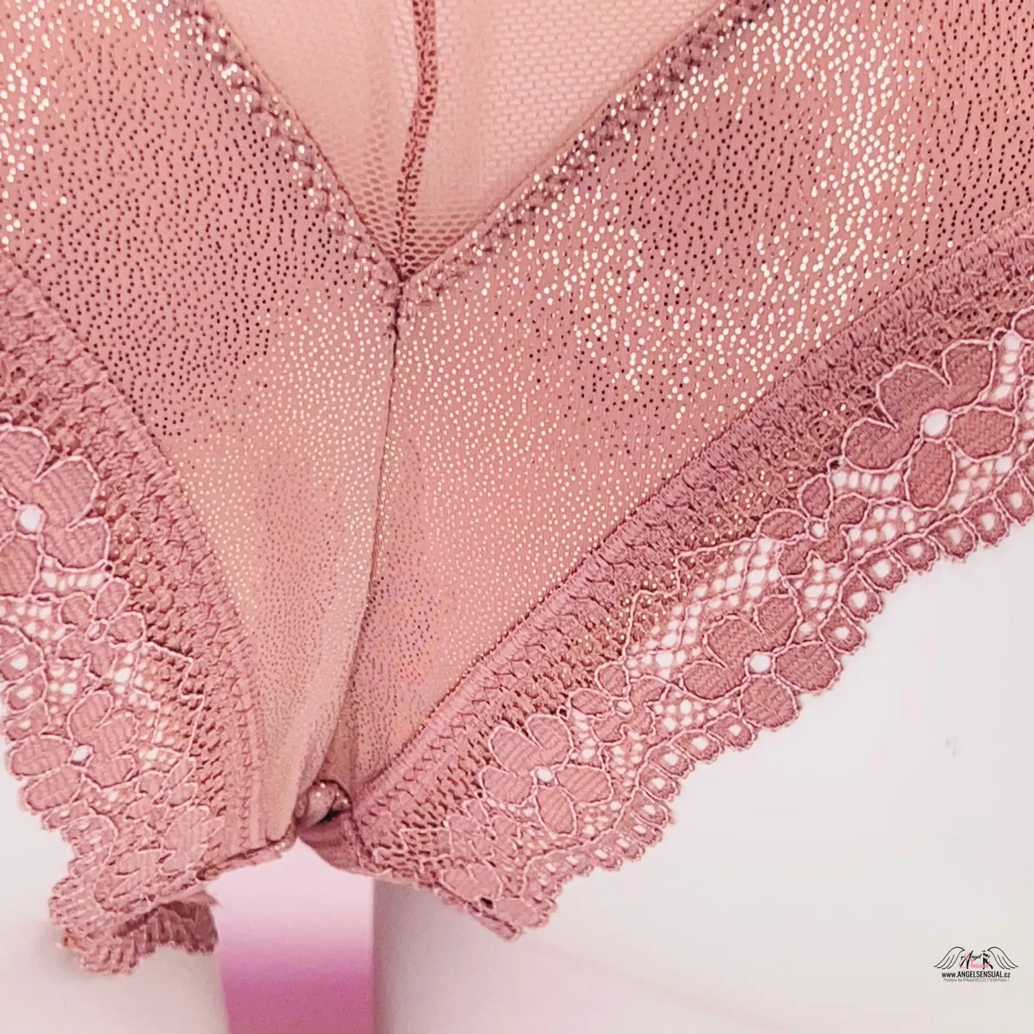 Růžové krajkové kalhotky s příjemným materiálem a svůdný střih, ideální jako cheeky panty