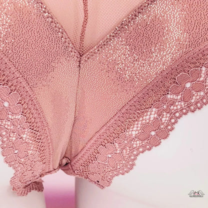 Růžové krajkové kalhotky s příjemným materiálem a svůdný střih, ideální jako cheeky panty
