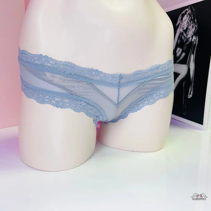 Blue lace-trimmed cheeky panty s svůdný střih a příjemným materiálem