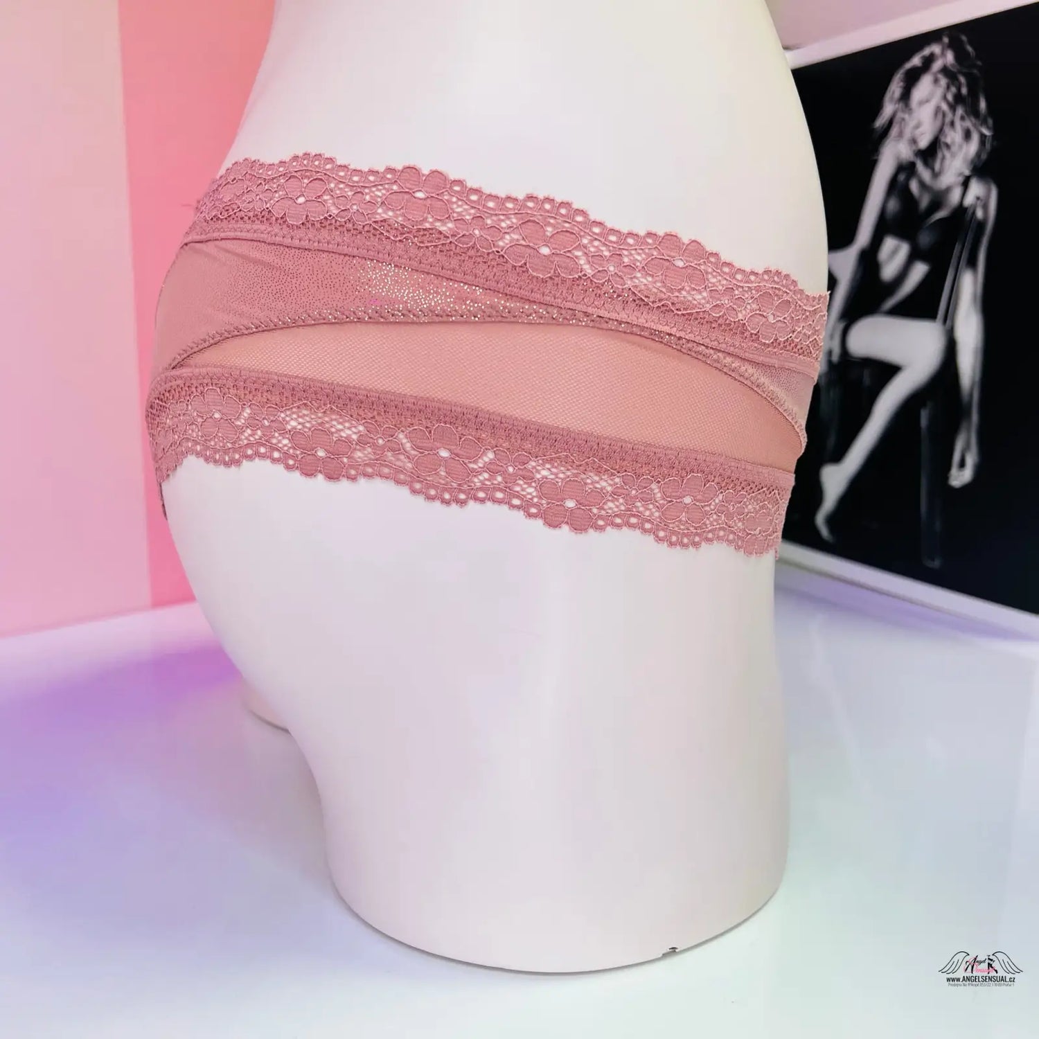 Příjemný materiál a svůdný střih pink lace-trimmed cheeky panty Victoria’s Secret Kalhotky s Krajkou