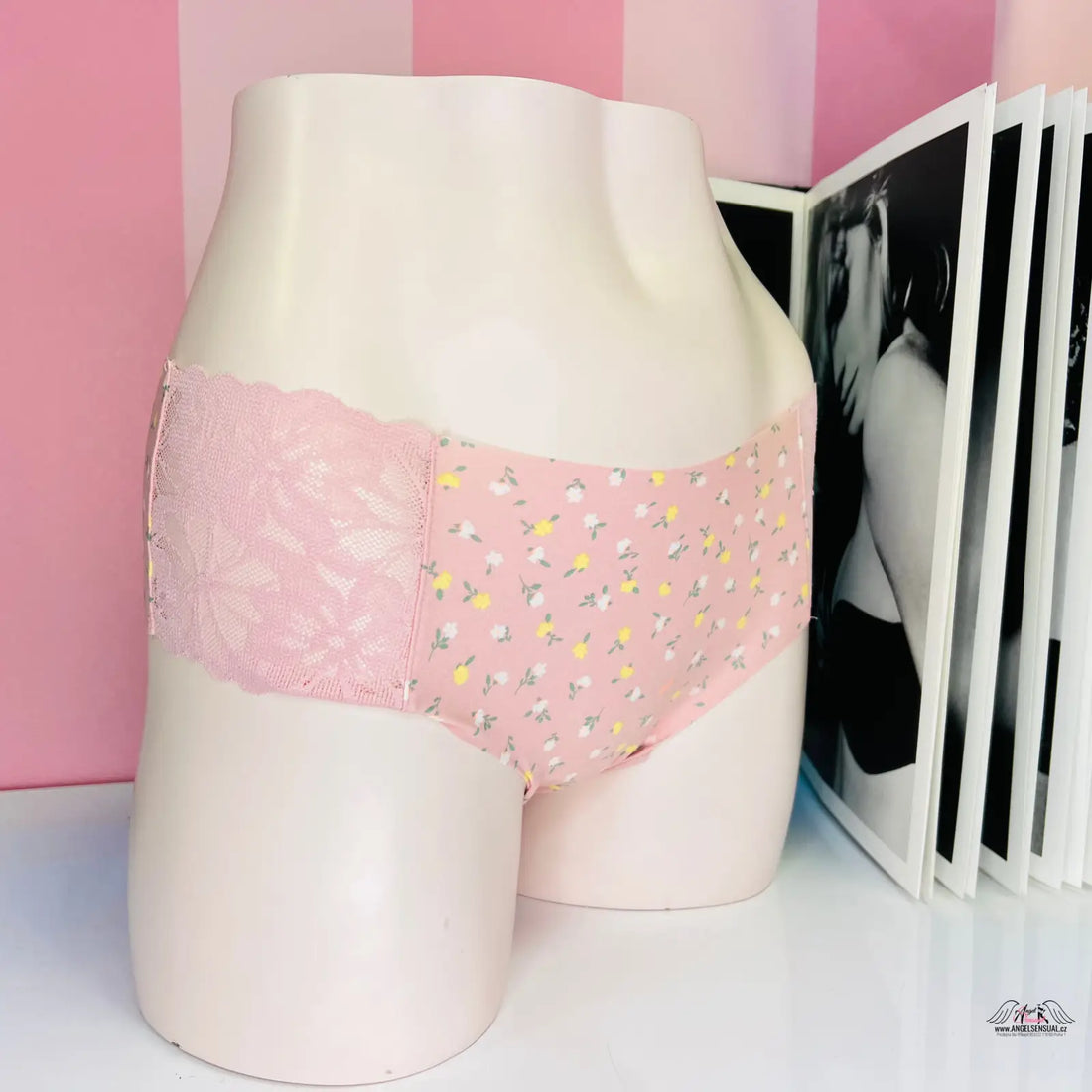 Pinkové krajkové kalhotky cheekster ve více barevných variantách, ideální pro apparel & accessories