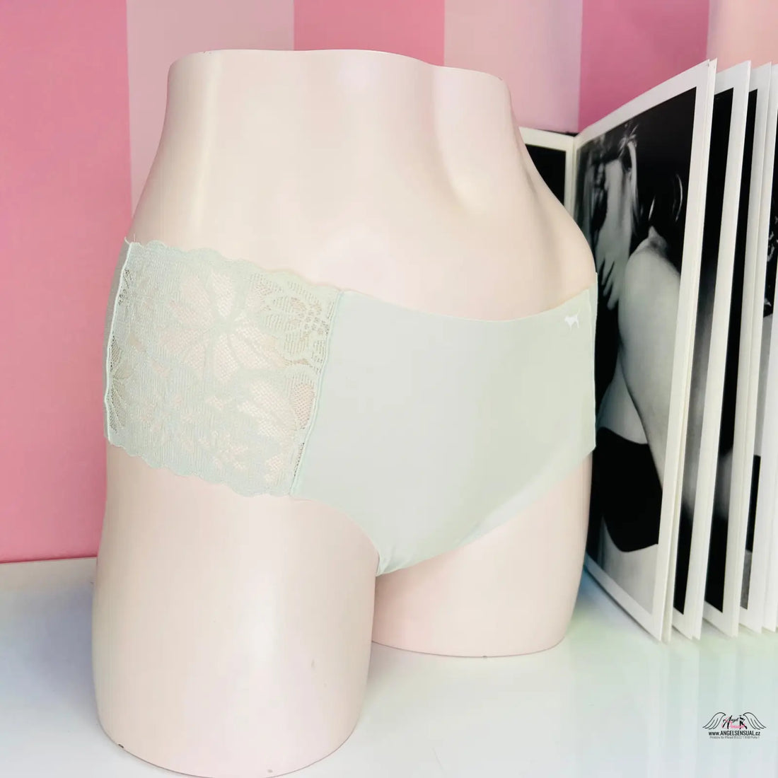 Ženy’s kalhotky cheekster s krajkou v různých barevách, ideální pro apparel & accessories