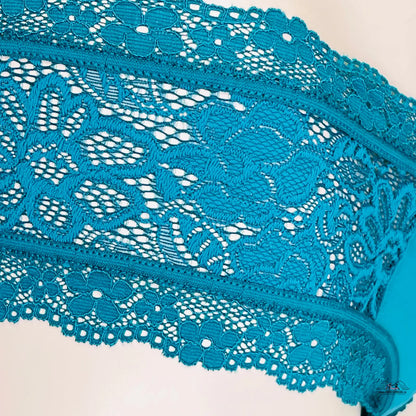 Teal floral lace bra from Victoria’s Secret s nízce střiženými kalhotkami a mašličkou