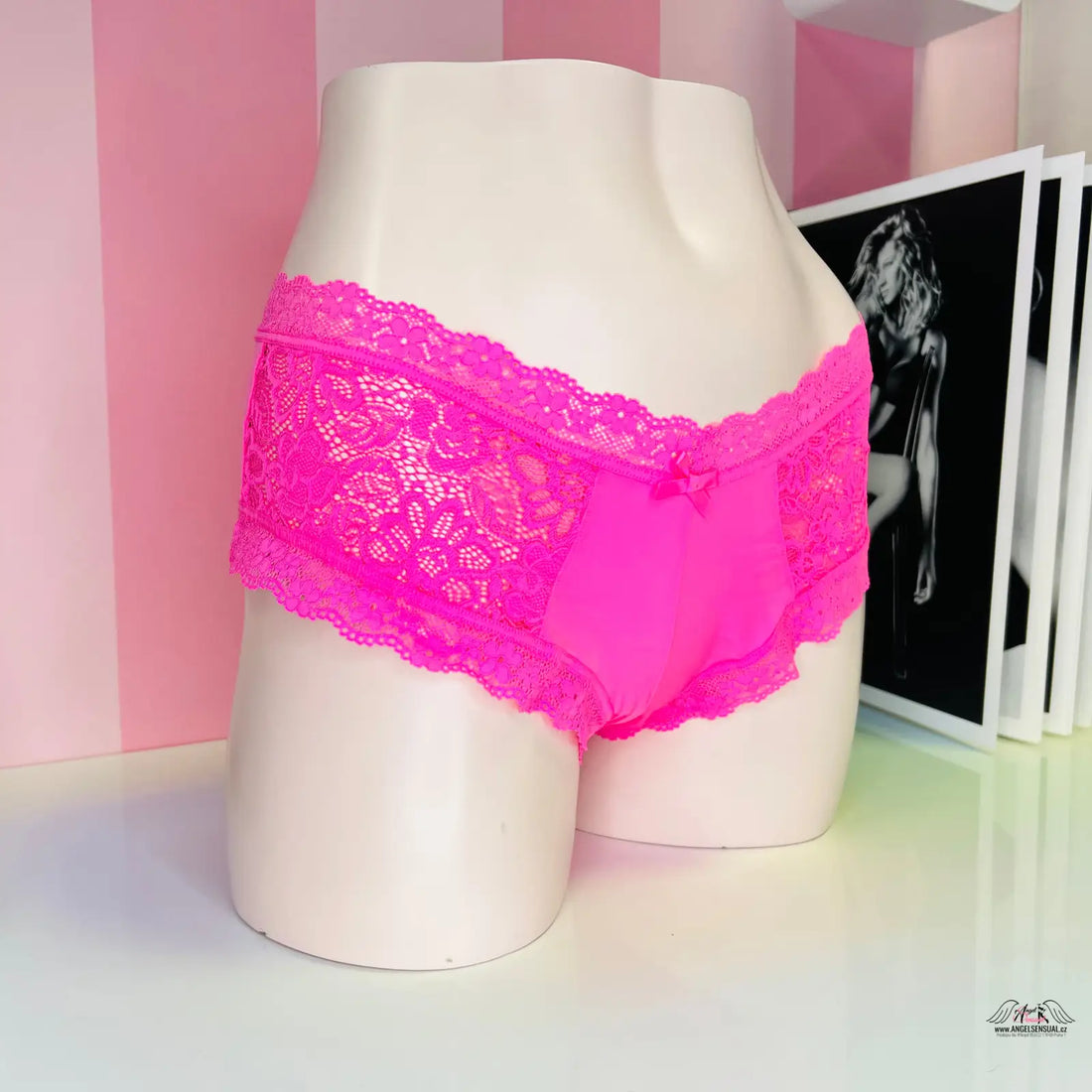 Hot pink nízce střižené kalhotky s krajkou a mašličkou od Victoria’s Secret