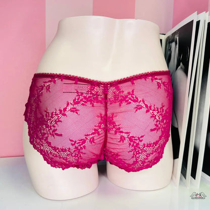 Hot pink lace underwear with floral embroidery from Victoria’s Secret na zadní straně