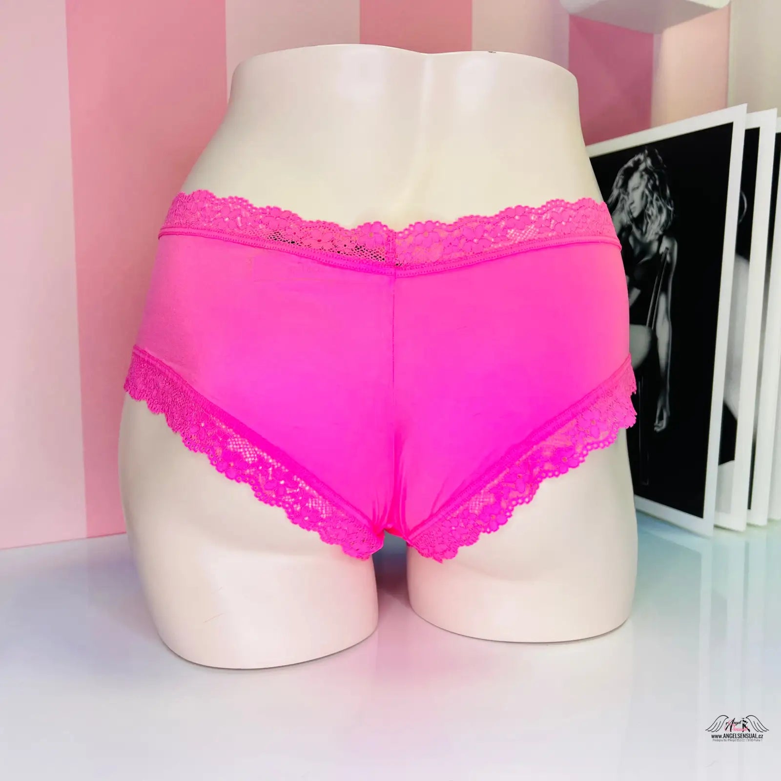 Hot pink nízce střižené kalhotky s krajkou a mašličkou od Victoria’s Secret