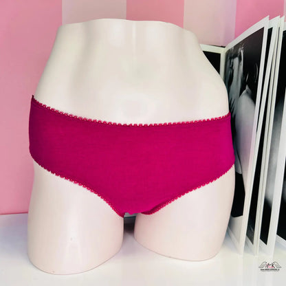 Hot pink victoria’s secret kalhotky s krajkou na bílém modelu s jemnou krajkou