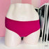 Hot pink victoria’s secret kalhotky s krajkou na bílém modelu s jemnou krajkou