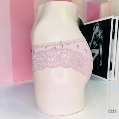 Bílá keramická váza s růžovou širokou krajkou kolem horního okraje na produktu Victoria’s Secret Kalhotky s Krajkou