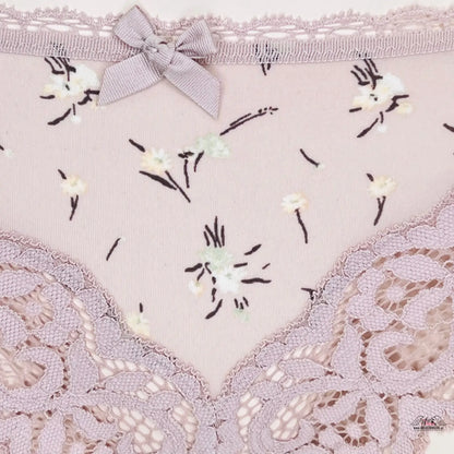 Delikátní růžové kalhotky Victoria’s Secret s širokou krajkou a lemuje třísla na přední straně